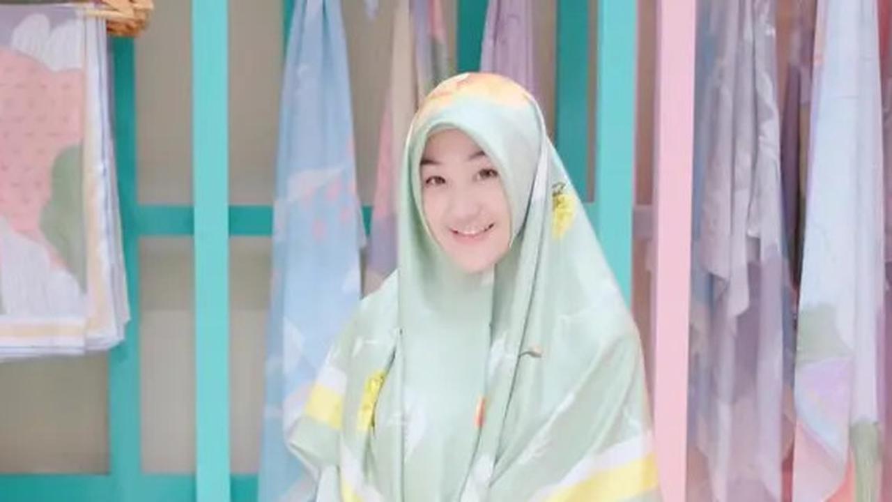 7 Pesona Larissa Chou dengan Hijab Motif, Inspirasi Fashion Muslimah untuk Ibu Muda