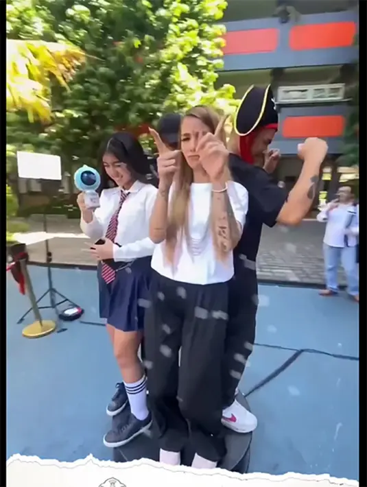 Potret bahagia Sheila, Dimas dan Anji dan putrinya di kamera 360 derajat. Mereka berjoged-joged penuh kebahagiaan. [Instagram/itssheilamj]