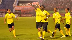 Ekspresi James Koko Lomell setelah mencetak gol ke gawang Persija Jakarta pada laga terakhir Grup D babak 8 besar Piala Jenderal Sudirman di Stadion Manahan, Solo, Minggu (20/12/2015) malam WIB.(Bola.com/Romi Syahputra)