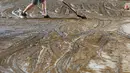 Seorang pria membersihkan lumpur  sisa banjir setelah topan Hagibis melanda Tokyo, Minggu (13/10/2019).  Topan Hagibis di Jepang akhir pekan ini  disebut sebagai badai terburuk sejak 60 tahun terakhir yang pernah melanda Negeri Sakura. (Kyodo News via AP)