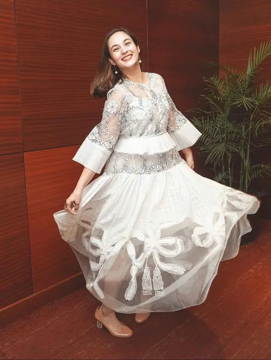 <p>Baju brukat brukat berwarna putih dengan detail plisket pada lengan dan pinggang dan ruffle pada bawah.&nbsp;(instagram/chelseaislan)</p>