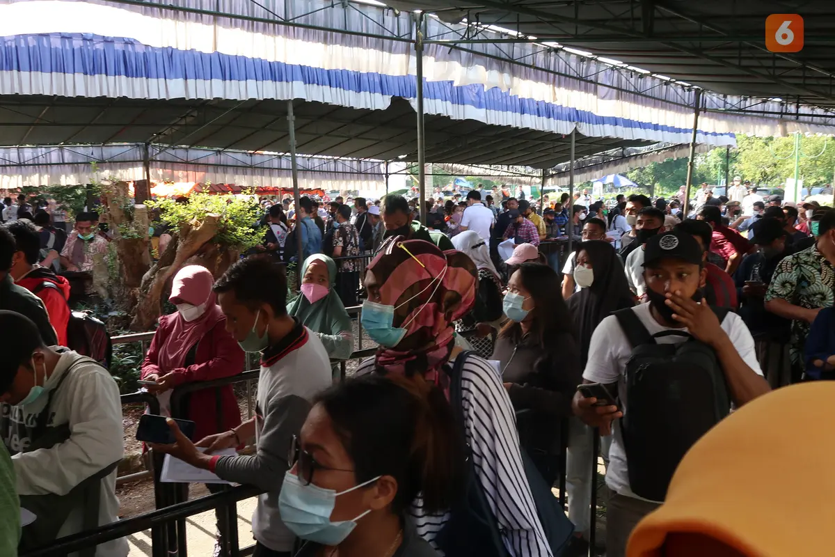 Foto: Penukaran Tiket Nonton MotoGP Mandalika Mengular, Calon Penonton Rela Antri Berjam-jam