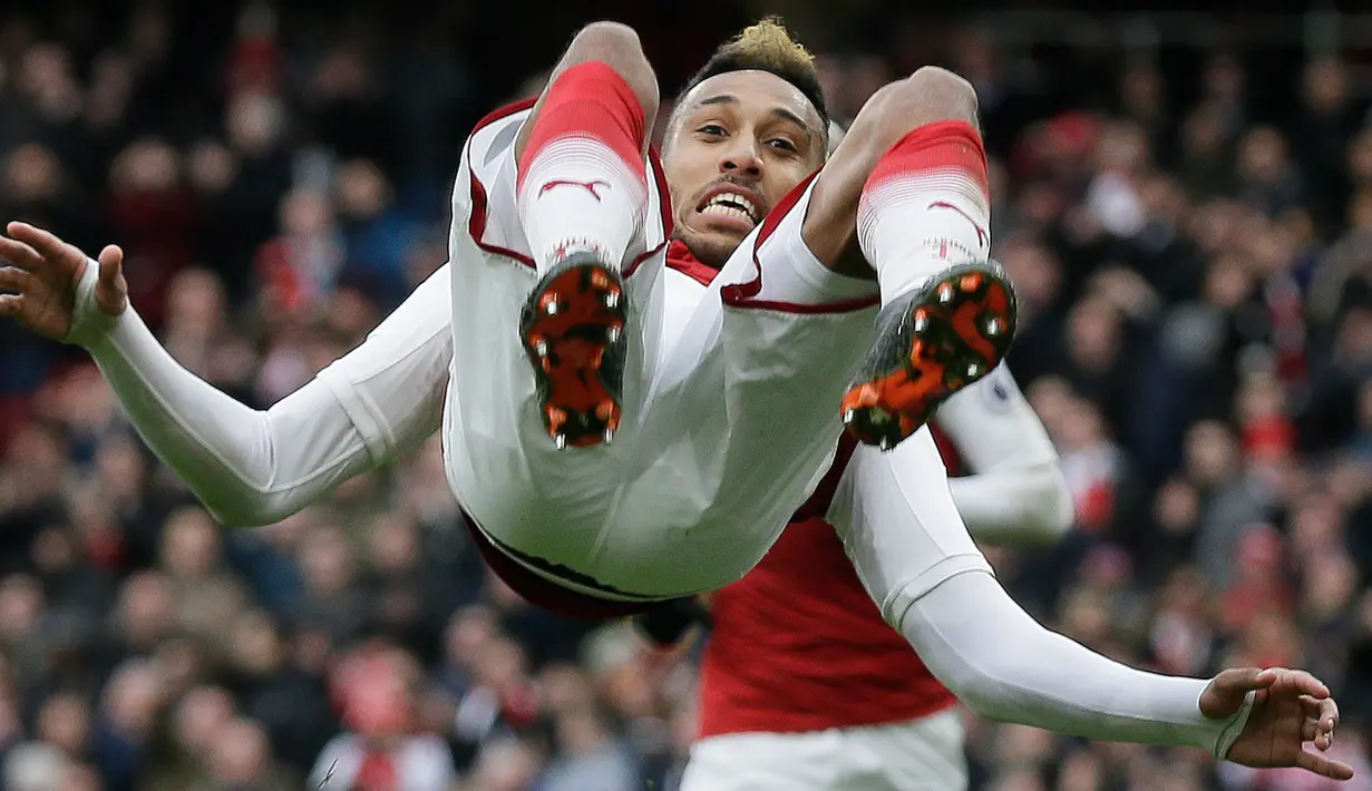 Striker Arsenal Pierre-Emerick Aubameyang melakukan salto saat merayakan golnya ke gawang Stoke City pada pertandingan Liga Inggris di Stadion Emirates, London (4/1). Aubameyang berhasil menyumbang dua gol untuk Arsenal. (AP Photo/Tim Ireland)