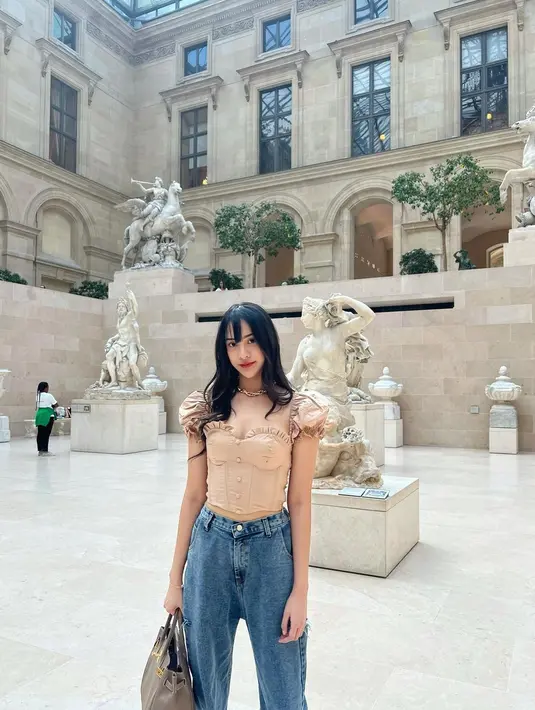 <p>Pada kesempatan ini, ia terlihat menawan dalam balutan baju bernuansa coklat yang dipadukan dengan celana denim. </p>