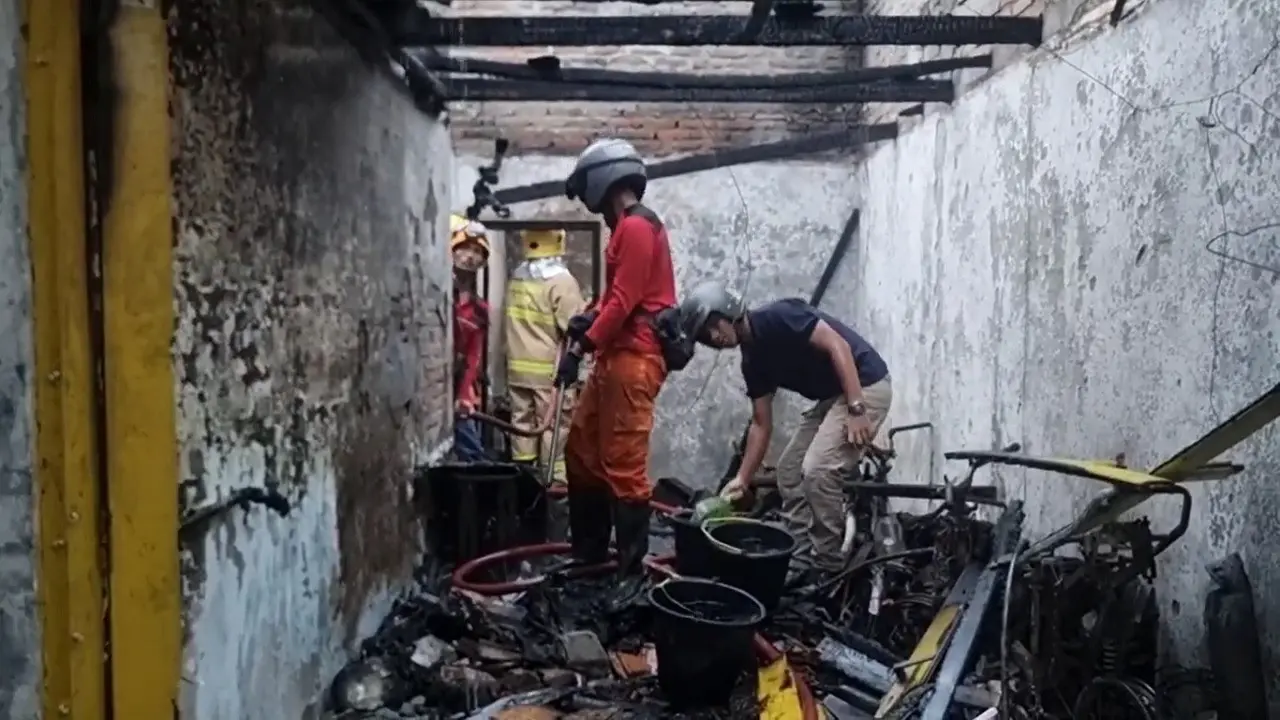 Rumah kosong di Blimbingsari, Sleman, ludes terbakar diduga akibat ledakan kembang api.