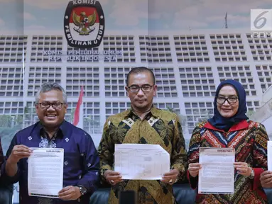 Ketua KPU, Arief Budiman (kedua kiri) menunjukkan rilis pembatalan 11 parpol peserta Pemilu 2019 untuk DPRD Provinsi dan beberapa DPRD Kabupaten/Kota karena tidak menyerahkan laporan awal dana kampanye, Jakarta, (21/3). (Liputan6.com/Helmi Fithriansyah)