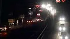 Petugas Jasa Marga membuat sodetan di pinggir tol Serpong untuk mengalirkan genangan air. Kini, air surut namun masih menyisakan lumpur.