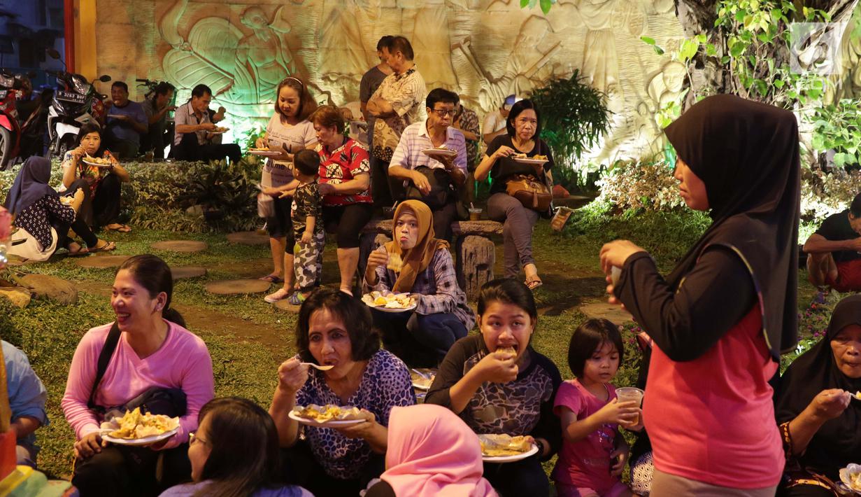 Warga menyantap makanan berbuka puasa di Vihara Dharma Bakti di kawasan Petak Sembilan, Jakarta, Jumat (10/5/2019). Kegiatan ini rutin dilakukan komunitas muslim Tionghoa-Indonesia selama bulan Ramadan. (Liputan6.com/Helmi Fithriansyah)