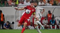 Bek Timnas Indonesia, Jay Noah Idzes (kiri), berhadapan dengan pemain Arab Saudi, Aiman ​​Yahya, dalam pertandingan babak keempat kualifikasi Piala Dunia 2026 Grup B antara Arab Saudi dan Indonesia di Stadion Alinma Bank, King Abdullah Sports City, Jeddah, Arab Saudi, Rabu, 8 Oktober 2025. (Foto AP)