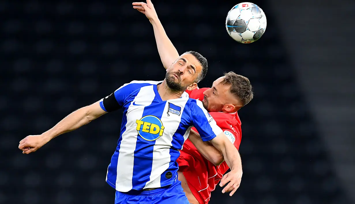 Penyerang Hertha Berlin, Vedad Ibisevic, berebut bola atas dengan gelandang Union Berlin, Grischa Proemel, pada laga lanjutan Bundesliga di Stadion Olimpiade, Berlin, Sabtu (23/5/2020) dini hari WIB. Hertha Berlin menang 4-0 atas Union Berlin. (AFP/Stuart Franklin/Pool)