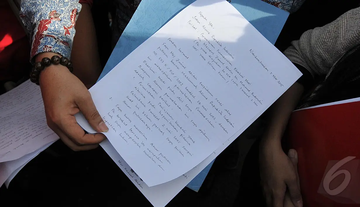 Ade Yuliawan kuasa hukum Zainal Abidin memperlihatkan surat yang ditulis oleh Zainal Abidin yang berisi ancaman Zainal kepada Jaksa Agung, Dermaga Wijaya Pura, Jawa Tengah, Kamis (5/3/2015). (Liputan6.com/Johan Tallo)