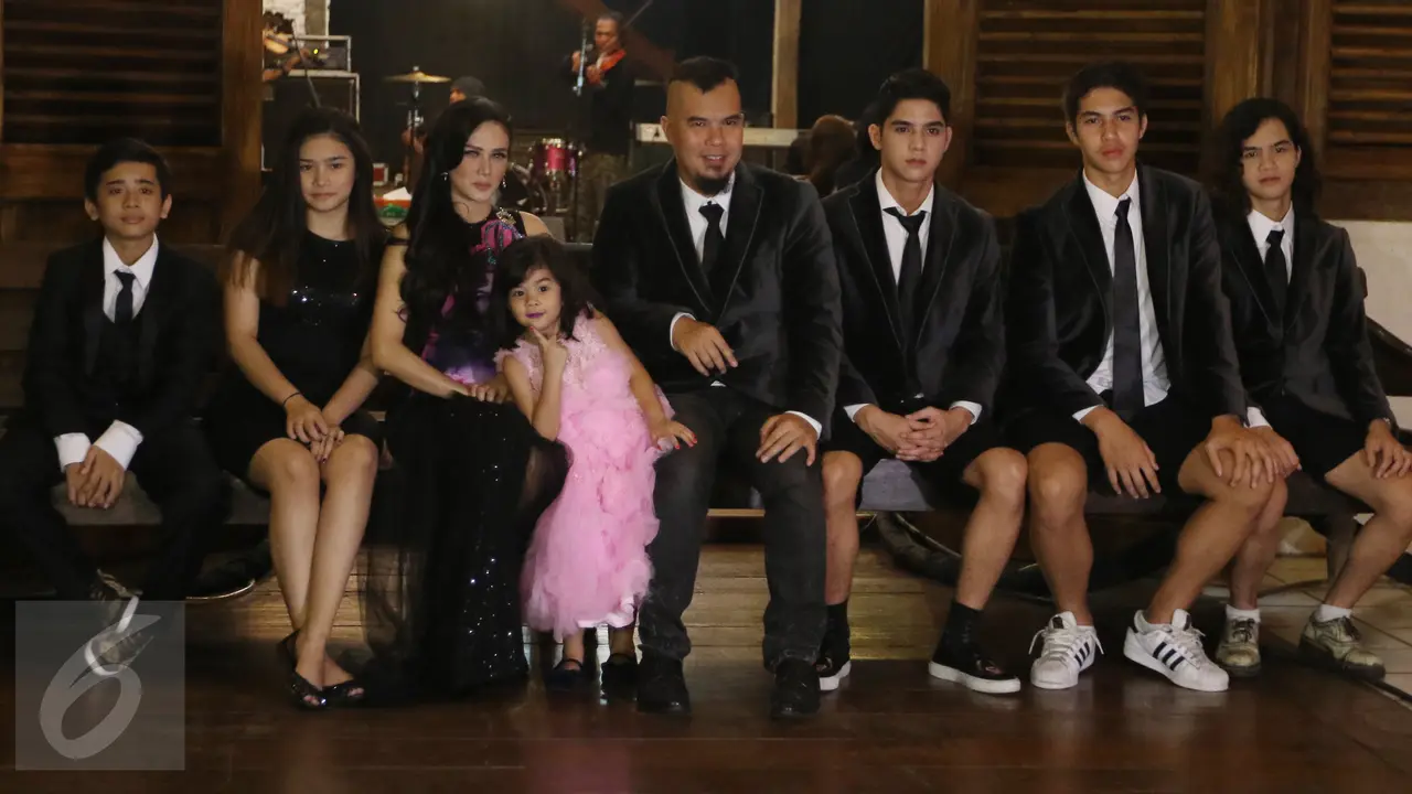 Keluarga Ahmad Dhani dan Mulan bersama anak-anaknya