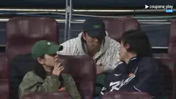 Ternyata tepat di belakang mereka ada Gong Yoo. Dia mencondongkan tubuhnya mendekat ke arah Hyun Bin dan Son Ye Jin. (Foto: Coupang Play)