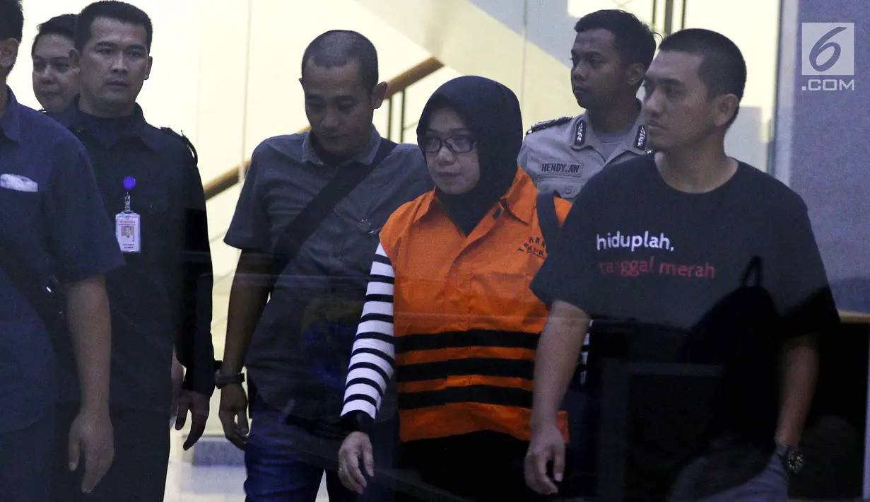 Tersangka anggota Komisi VII DPR RI Eni Maulani Saragih usai menjalani pemeriksaan dan menuju mobil tahanan di Gedung KPK Jakarta, Sabtu (14/7). Eni Maulani ditangkap KPK di Rumah Dinas Mensos Idrus Marham. (Liputan6.com/Johan Tallo)