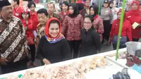 Cawagub Puti Guntur Soekarno berkunjung ke Pasar Oro - Oro Dowo Kota Malang (Liputan6.com/Zainul Arifin)