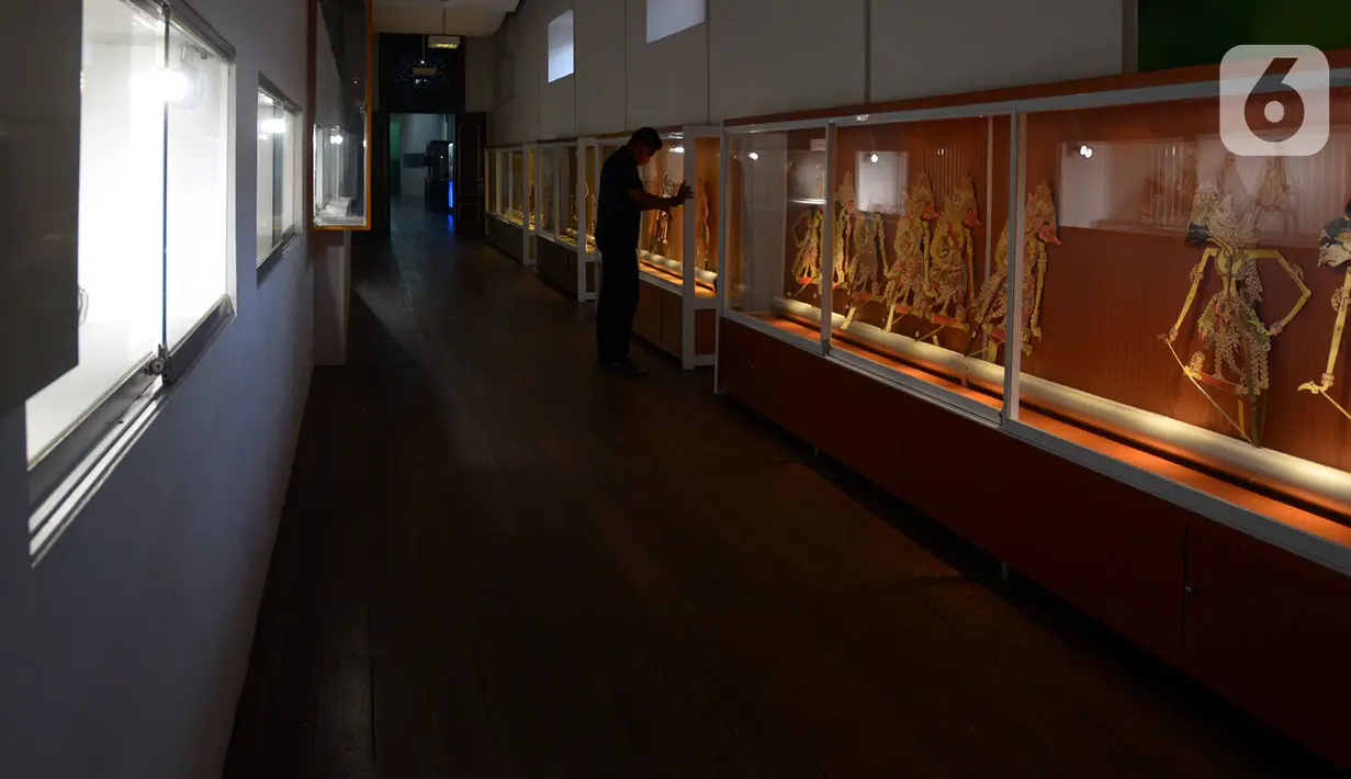 Pengunjung melihat-lihat koleksi Museum Wayang, Jakarta, Sabtu (13/6/2020). Museum yang berada di kawasan Kota Tua Jakarta tersebut mulai kembali dibuka saat pemberlakukan masa transisi PSBB dengan protokol kesehatan. (merdeka.com/Imam Buhori)