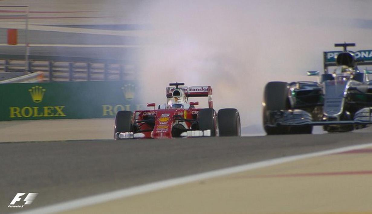 Pebalap Ferrari, Sebastian Vettel, mengalami kerusakan mesin jelang start F1 GP Bahrain di Sirkuit Internasional Sakhir, Bahrain, Minggu (3/4/2016). (Bola.com/Twitter)