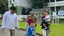 Melihat gaya busana Kahiyang Ayu saat antar anak ke sekolah (@bobbynst)