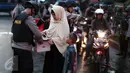 Petugas kepolisian memeriksa tas jemaah di area Masjid Istiqlal, Jakarta, Rabu (6/7). Pengamanan ketat dilakukan untuk mengantisipasi dan membuat rasa aman jemaah dalam melaksanakan salat Idul Fitri 1437 H. (Liputan6.com/Faizal Fanani)
