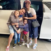 Andhika tak mempermasalahkan bentuk tubuh Ussy yang belum kembali seperti semula. Justru di momen Ussy menyusui sekarang ini, Andhika selalu menyarankan agar banyak makan. (Instagram/ussypratama)