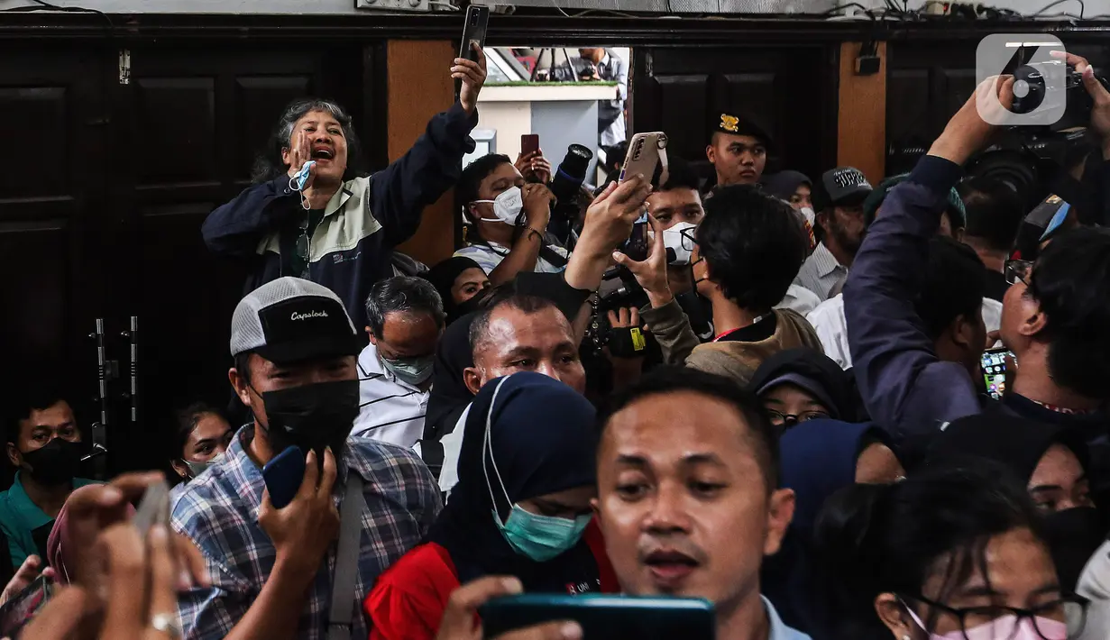 Pendukung Richard Eliezer Pudihang Lumiu mengambil gambar saat bersiap menyaksikan langsung sidang vonis kasus pembunuhan Brigadir Yosua Hutabarat di Pengadilan Negeri Jakarta Selatan, Rabu (15/2/2023). Eliezer merupakan ajudan dari istri Ferdy Sambo yang telah mengabdi sejak 2013. Saat itu, Ferdy Sambo masih menjabat sebagai Kapolres Brebes. Eliezer sendiri, bertugas di Brebes sebagai Satlantas Polres Brebes. (Liputan6.com/Johan Tallo)