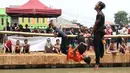 Anak-anak bermain lomba pukul bantal di sekitar Kalimalang, Jakarta, Sabtu (17/8/2019). Beragam lomba permainan digelar warga untuk menyemarakkan HUT ke-74 Republik Indonesia. (Liputan6.com/Helmi Fithriansyah)