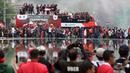 Bus yang ditumpangi Timnas Indonesia U-22 melewati Bundaran Hotel Indonesia saat pawai kontingen Indonesia untuk SEA Games 2023 yang bertajuk Kira87uara yang berlangsung di Jakarta, Jumat (19/05/2023). (Bola.com/M Iqbal Ichsan)