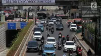 Sejumlah kendaraan melintasi Jalan Metro Pondok Indah, Jakarta, Senin (3/9). Penerapan sistem ganjil-genap di Jalan Metro Pondok Indah dihapus karena tidak ada kegiatan Asian Para Games di kawasan tersebut. (Liputan6.com/Johan Tallo)