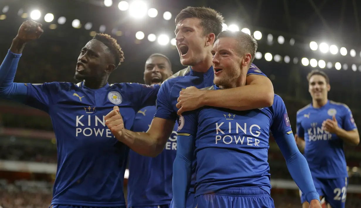 Para pemain Leicester merayakan gol Jamie Vardy ke gawang Arsenal  pada laga Premier League di Stadion Emirates, London, Jumat (11/8/2017). Arsenal menang 4-3 atas Leicester. (AP/Alastair Grant)