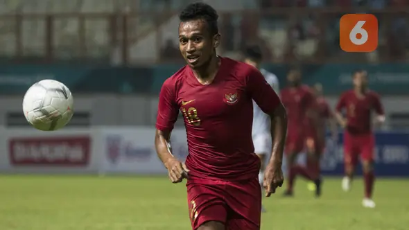 Gelandang Timnas Indonesia, Irfan Jaya, berusaha mengejar bola saat melawan Hongkong pada laga persahabatan di Stadion Wibawa Mukti, Jakarta, Selasa (16/10). Kedua negara bermain imbang 1-1. (Bola.com/Vitalis Yogi Trisna)