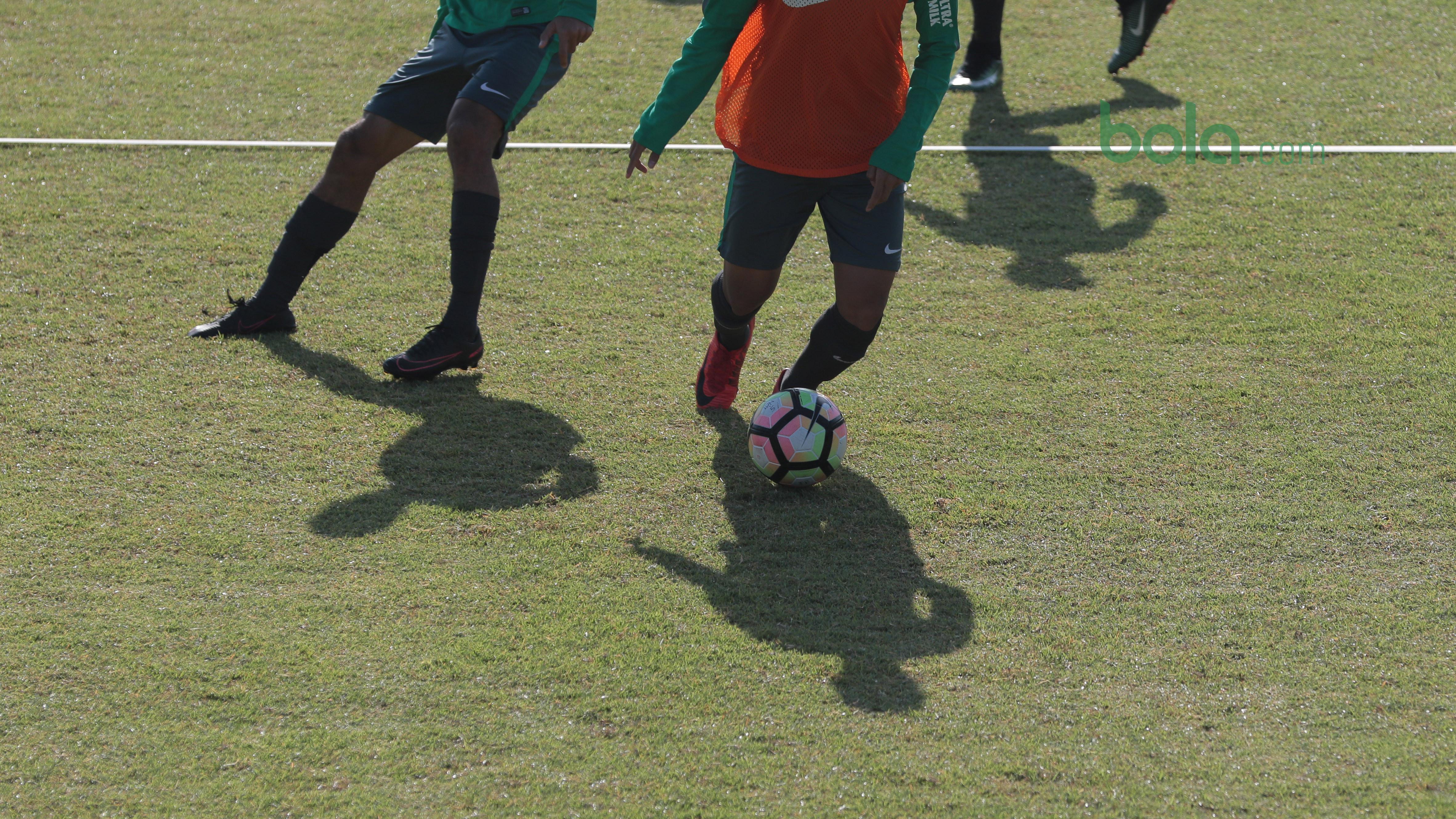 Aksi pemain Timnas Indonesia U-19, Syahrian Abimanyu pada sesi latihan di Lapangan ABC, Senayan, (21/2/2018). Latihan tersebut merupakan persiapan Timnas U-19 untuk mengikuti Piala Asia 2018. (Bola.com/Nicklas Hanoatubun)