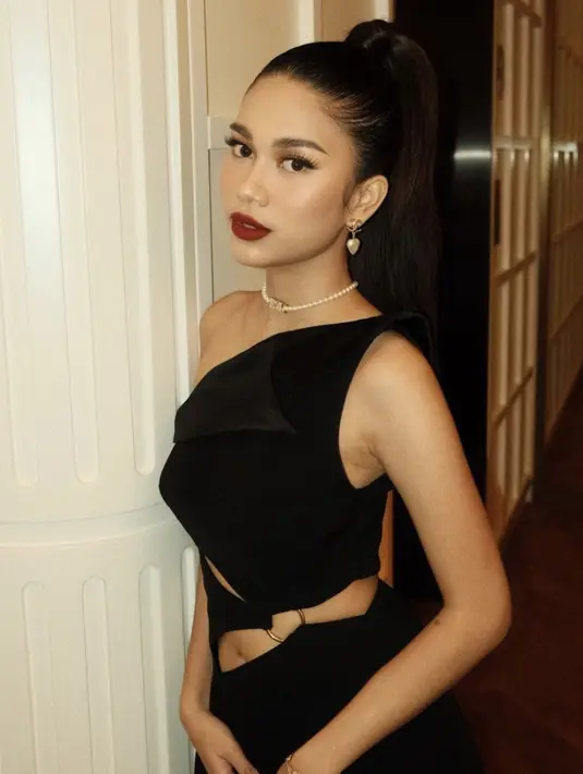 Azizah Salsha juga tampak begitu glamor dengan gaun pesta yang menampilkan aksen cutout. [Foto: Instagram/ Azizah Salsha]