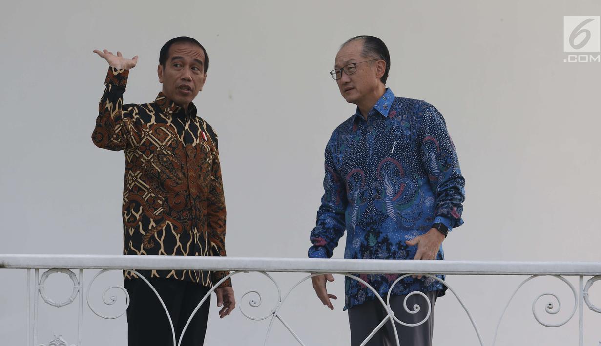 Presiden Jokowi dan Presiden Bank Dunia Jim Yong Kim berbincang santai di beranda Istana Kepresidenan Bogor, Rabu (4/7). Kunjungan Presiden Bank Dunia itu dalam rangka persiapan kegiatan Annual Meeting IMF-World Bank di Bali. (Liputan6.com/Angga Yuniar)