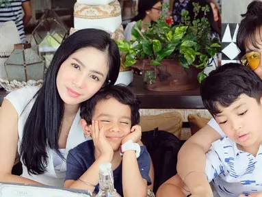 Menikah dengan seorang produser film Sukhdev Singh pada tahun 2014 dan memiliki dua orang putra Karan dan Harneel. Awalnya Bunga Zainal tidak terlalu mengekspos kehidupan pribadinya yang menikah dengan seorang duda yang berprofesi sebagai produser tersebut. (Liputan6.com/IG/@bungazainal05)