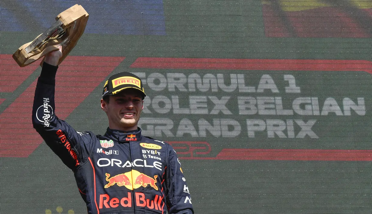Kemenangan tersebut membuat Verstappen semakin tak terkejar di tangga klasemen Formula 1 2022. Ia berhasil memimpin dengan 284 poin disusul oleh rekan setimnya, Sergio Perez dengan koleksi 191 poin. (AP/Olivier Matthys)