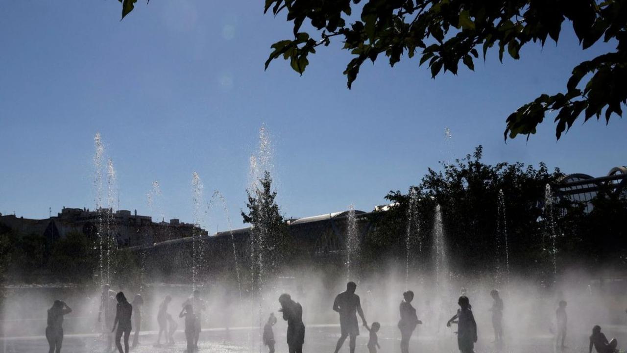 Sejumlah warga mandi di bawah guyuran air mancur di&nbsp;Taman Madrid Rio, Madrid, Spanyol, pada 23 Juli 2024. Spanyol dilanda gelombang panas dengan suhu diperkirakan bisa melampaui 40 derajat celcius selama musim panas tahun ini.&nbsp;Foto: Oscar Del Po