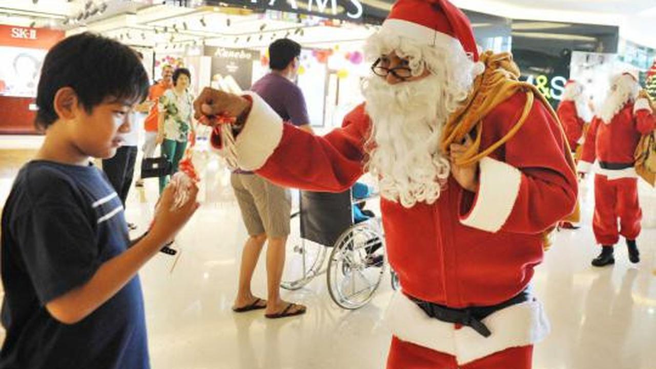 Santa Claus bagi-bagi hadiah di Lippo Mall Kemang