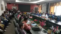 Rapat dengar pendapat umum (RDPU) DPRD Kota Batam bersama Asosiasi Pedagang Seken Batam, Senin (17/4/2023). (Liputan6.com/ Ajang Nurdin)