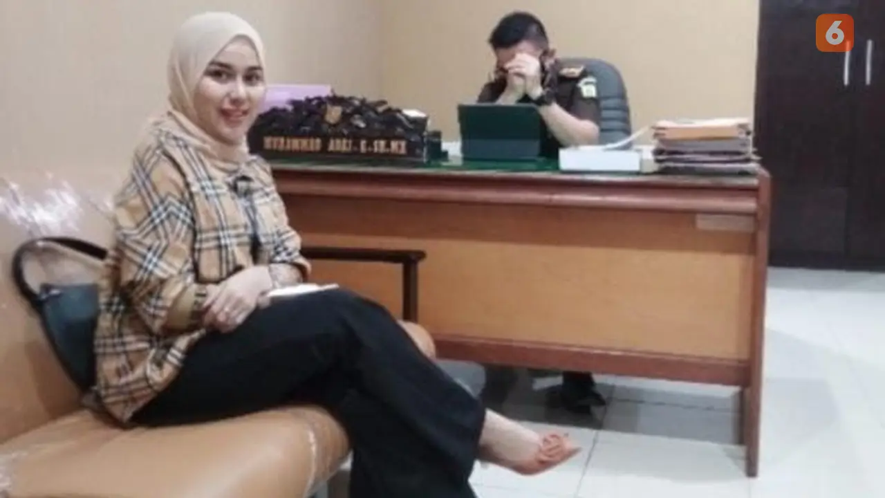 Ketua LPPPLHK, Andi Fatmasari Rahmah saat melapor ke Kejati Sulsel (Liputan6.com/Fauzan)