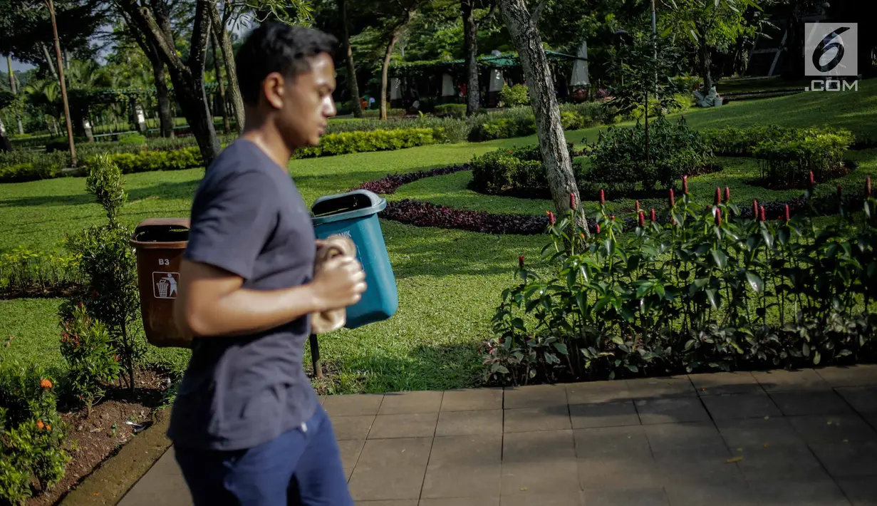 Seorang pria berolahraga di Taman Tabebuya, Jagakarsa, Jakarta, Kamis (14/3). Dinas Kehutanan DKI Jakarta menganggarkan Rp 130 miliar untuk membangun 53 Taman Maju Bersama (TMB) di tahun 2019. (Liputan6.com/Faizal Fanani)