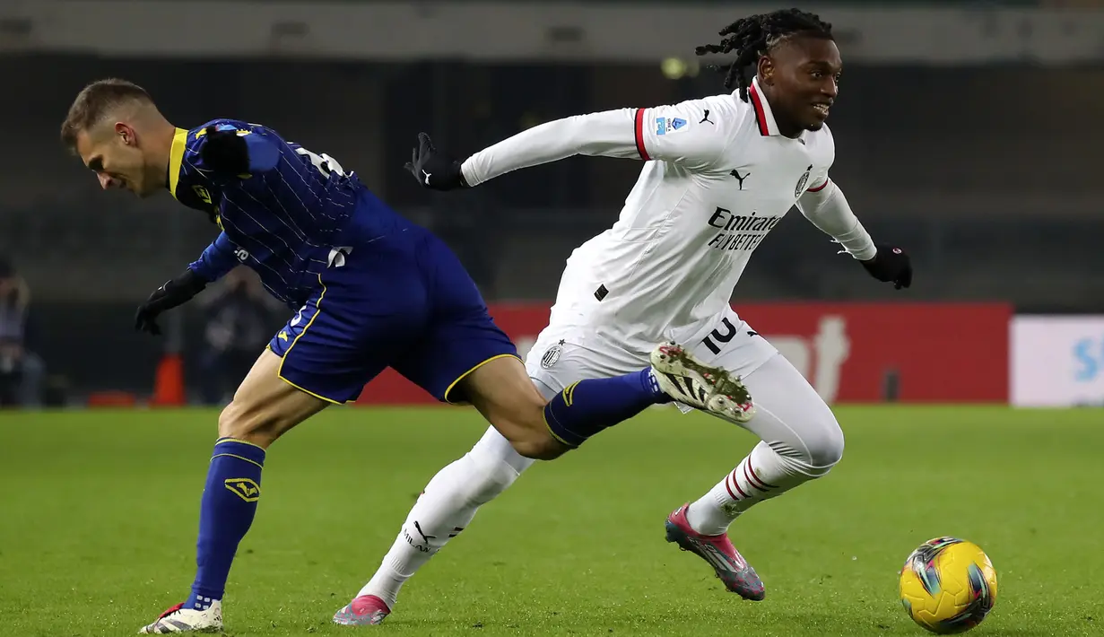 Pemain AC Milan, Rafael Leao (kanan) berebut bola dengan pemain Hellas Verona, Darko Lazovic pada laga lanjutan Liga Italia 2024/2025 di Marcantonio Bentegodi, Verona, Italia, Sabtu (21/12/2024) dini hari WIB. (AP Photo/LaPresse/Paola Garbuio)