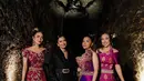Ketiga diva ini tampil elegan dengan balutan koleksi wastra Bali yang dirancang oleh desainer ternama Denny Wirawan. Dengan sentuhan mewah dan penuh makna budaya, busana mereka memberikan penghormatan kepada kearifan lokal sekaligus menunjukkan pesona modern. [@mamauthe/@3divaofficial].