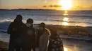Orang-orang berkumpul di Pantai Selatan Chigasaki untuk menyaksikan matahari terbit pada Hari Tahun Baru di Prefektur Kanagawa, barat daya Tokyo (1/1/2021). (AFP/Philip Fong)