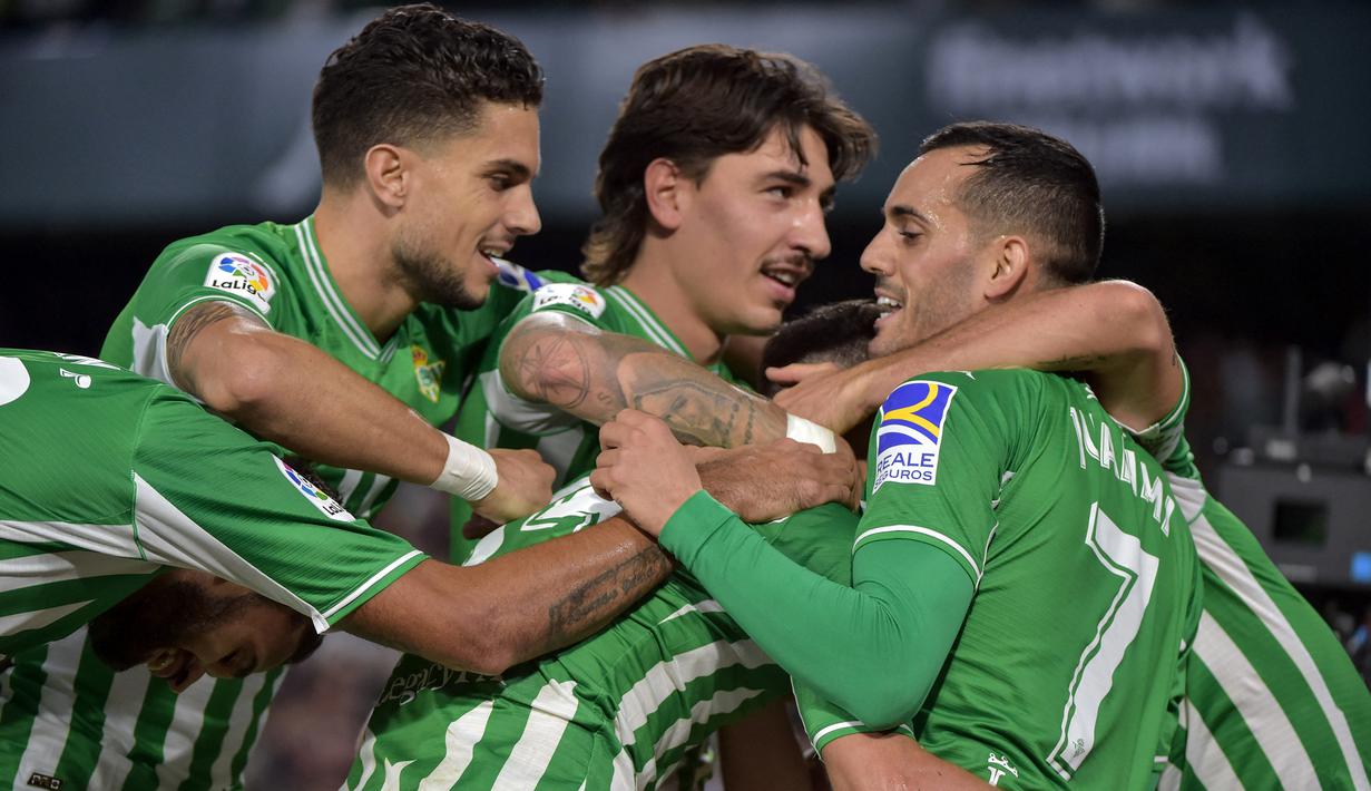 Sungguh niat yang mulia dari para suporter Real Betis yang langsung diganjar tunai dengan keberhasilan tim kesayangan mereka menang 4 gol tanpa balas atas Real Sociedad di pekan ke-17 Liga Spanyol 2021/2022. (AFP/Cristina Quicler)