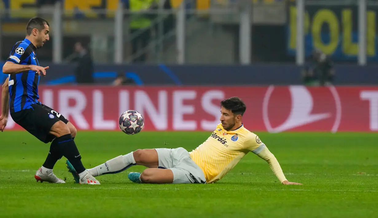 Pemain Inter Milan Henrikh Mkhitaryan (kiri) bersaing memperebutkan bola dengan pemain Porto Marko Grujic pada pertandingan sepak bola leg pertama babak 16 besar Liga Champions di Stadion San Siro, Milan, Italia, 22 Februari 2023. Inter Milan mengalahkan Porto dengan skor 1-0. (AP Photo/Luca Bruno)