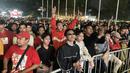 Para pengunjung mulai memadati area Jakarta International Velodrome jelang acara nonton bersama Timnas Indonesia menghadapi Filipina dalam rangkaian acara MALAMNYA BOLA di Jakarta International Velodrome, Rawamangun, Jakarta Timur, Selasa (11/6/2024). (Bola.com/Arief Bagus)