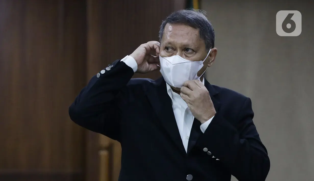 Mantan Dirut PT Pelindo II, Richard Joost Lino usai sidang pembacaan putusan kasus dugaan korupsi pengadaan tiga unit QCC di PT Pelindo II tahun 2010, Pengadilan Tipikor, Jakarta, Selasa (14/12/2021). RJ Lino divonis empat tahun penjara, denda Rp500 juta. (Liputan6.com/Helmi Fithriansyah)