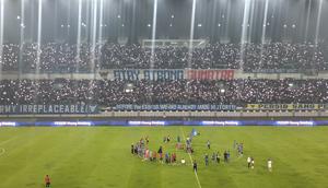 Puluhan ribu bobotoh hadir di Stadion Gelora Bandung Lautan Api saat Persib Bandung bertanding. (Bola.com/Erwin Snaz)