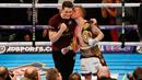 Petinju Carl Frampton saat mencium pelatihnya usai memenangkan gelar tinju kelas Bantam di Manchester Arena, (27/2). Carl kini memegang sabuk juara IBF dan WBA judul super bantam. (Reuters / Andrew Couldridge)