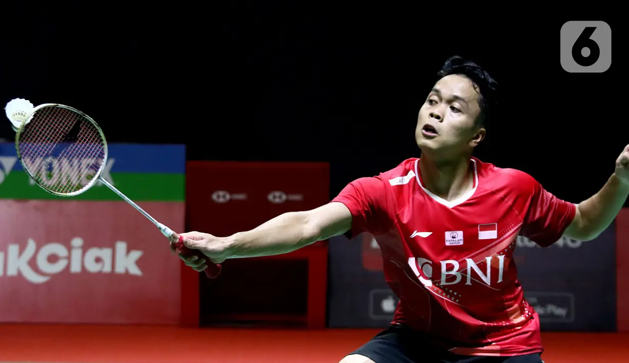 Pebulu tangkis tunggal putra Indonesia, Anthony Sinisuka Ginting saat bertanding melawan Viktor Axelsen (Denmark) pada Semifinal Indonesia Masters 2022 di Istora Senayan, Jakarta, Sabtu (11/6/2022). Anthony Sinisuka Ginting kalah 15-21, dan 15-21. (Liputan6.com/Helmi Fithriansyah)